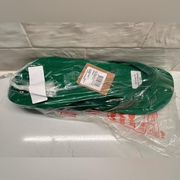 NWT Havaianas Classic Unisex Green Flip Flops
Women Size 11/12 - Men Size 9/10 - Picture 6 of 8